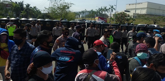 Puluhan Ribu Buruh Bekasi-Tangerang Diadang Ribuan Personel Polisi Saat Hendak Aksi Di Gedung DPR RI