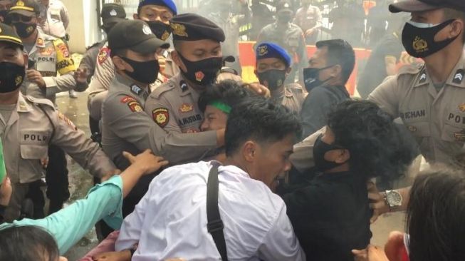 Bentrok dengan Polisi, Mahasiswa Banten Bibir Dijahit hingga Masuk ICU