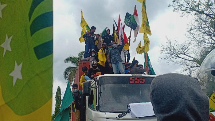 Demo Tolak Omnibus Law di Parepare, Mahasiswa Sandera Truk Kontainer