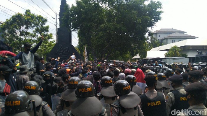 Ada Demo Omnibus Law di DPRD Jateng, Jalan Pahlawan Semarang Ditutup