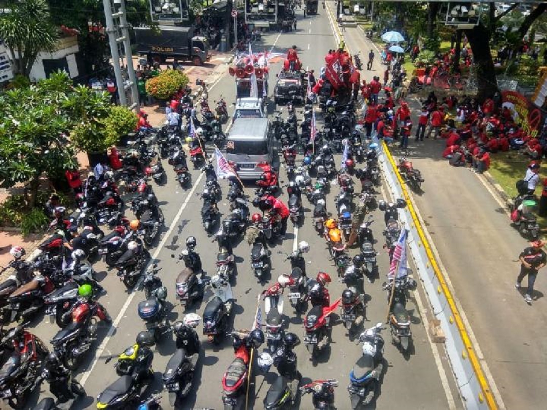 KSBSI Demo Omnibus Law ke Istana, Jalan Medan Merdeka Barat Ditutup