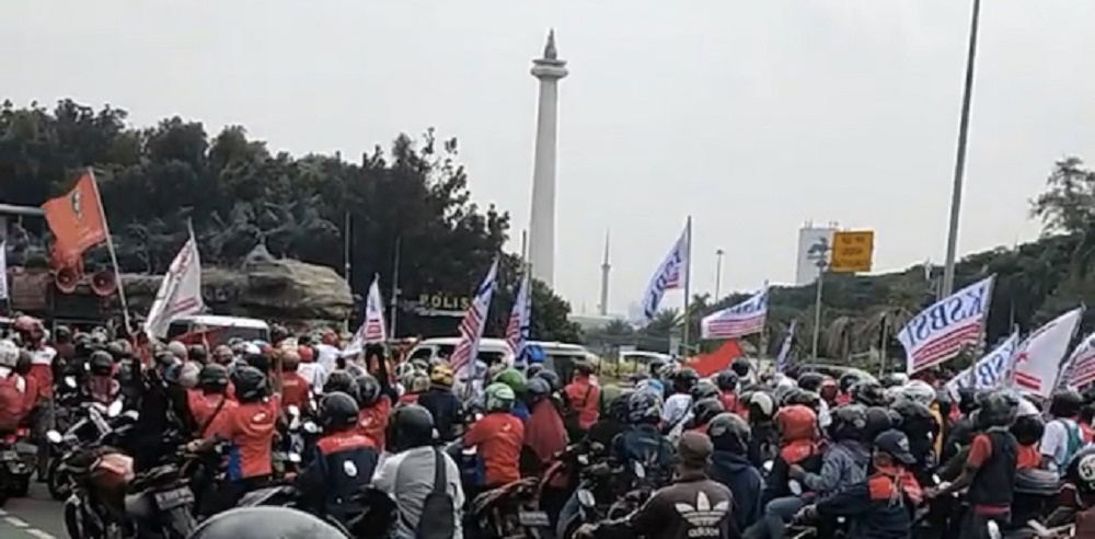 Ratusan Massa KSBSI Turun Aksi, Coba Dekati Istana Negara