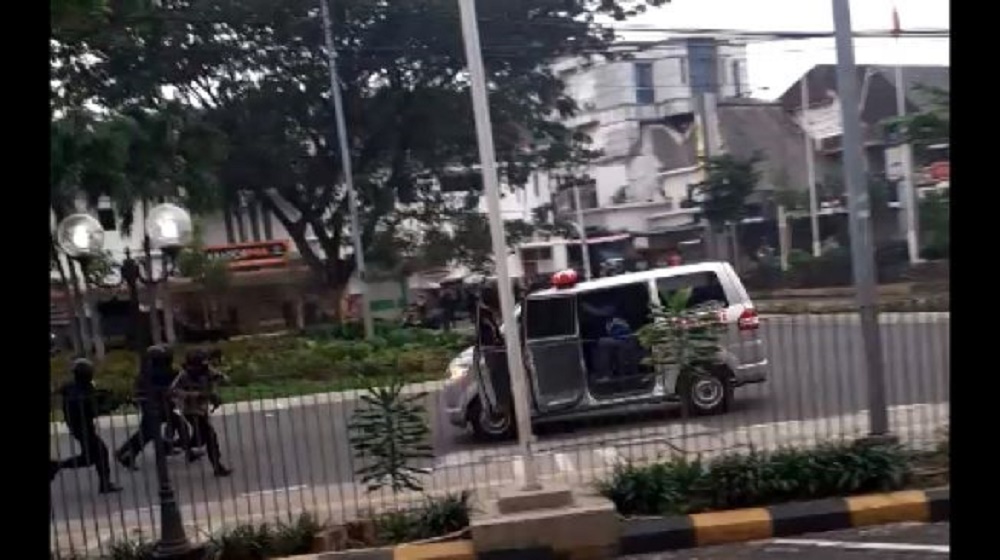 Viral Ambulans Diserang Polisi! Ditembaki Gas Air Mata hingga Jalan Mundur