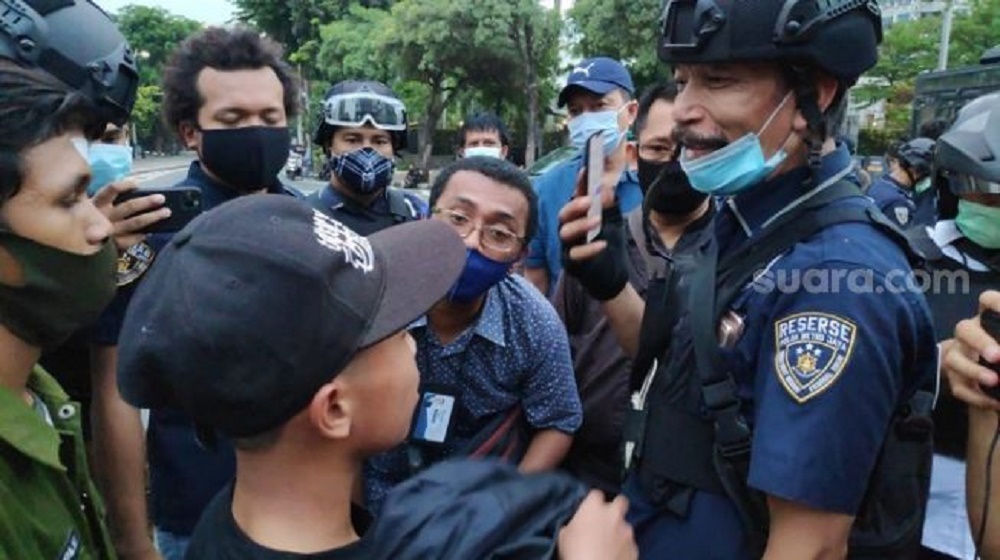 Polisi Soraki Pelajar Demonstran yang Ditangkap: Mau Update Instastory Kau?