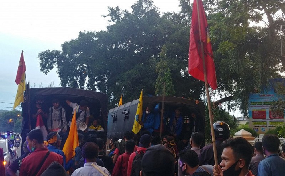 Polisi di Padang Baik Banget, Ratusan Demonstran Diantar Pulang