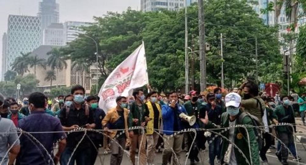 Massa BEM SI Tak Bisa ke Istana Merdeka, Kini Orasi di Depan Kawat Berduri