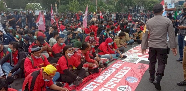 Fokus Di 2 Lokasi, Ribuan Mahasiswa Dan Buruh Di Surabaya Hari Ini Kembali Berdemo