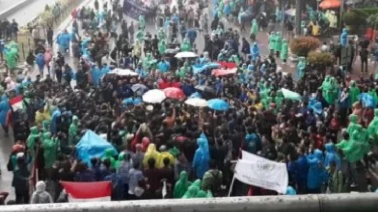 Jakarta Diguyur Hujan, Mahasiswa: Pak, Kami Mau Neduh di Istana