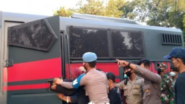 Aksi Prajurit TNI Lepaskan Pendemo yang Ditangkapi Polisi