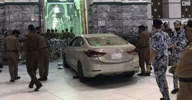 Geger, Pengemudi Tabrakan Mobil ke Gerbang Masjidil Haram Mekkah