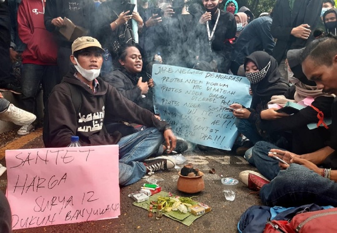 Pelajar dan Dukun Santet Ikut Aksi Demo Tolak Omnibus Law di Banyuwangi