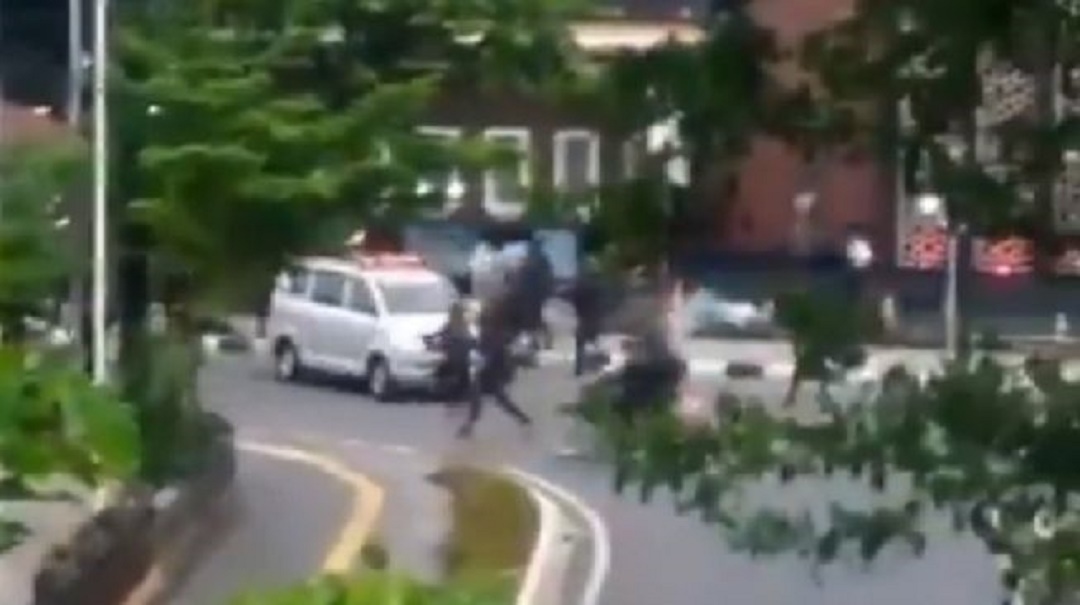 Viral Video Mobil Ambulans Dikejar dan Ditembaki Polisi hingga Jalan Mundur