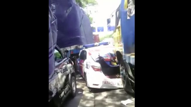 Mobil Polisi Ringsek Digencet 2 Truk di Tol Surabaya, Netizen Bully PJR-nya