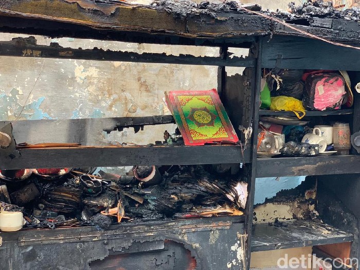 Rumah di Surabaya Ludes Terbakar, Namun Al-Qur'an Ini Utuh