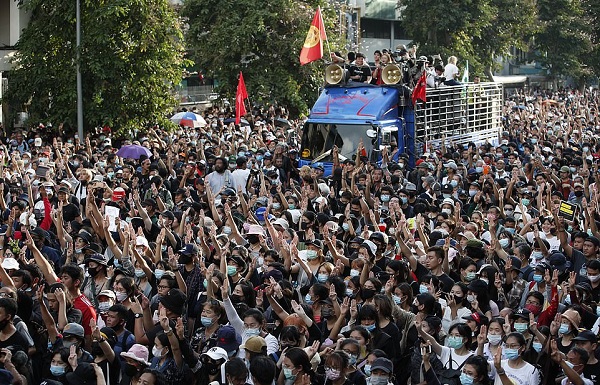 Demo Nasional Lawan Monarki Thailand, Pentolan Aktivis Ditangkapi