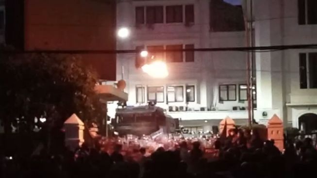 Bentrok, Massa Aksi Menolak UU Cipta Kerja Lempar Bom Molotov ke DPRD Jabar
