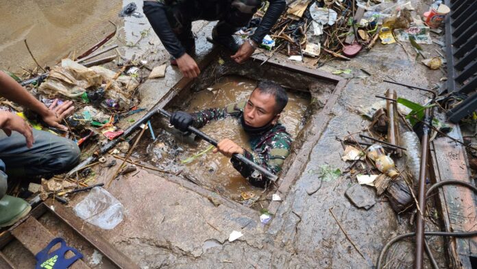 Aksi Anggota TNI AD di Sumedang yang Rela Menyelam ke Gorong-gorong Demi Bersihkan Sampah Viral, Begini Ceritanya