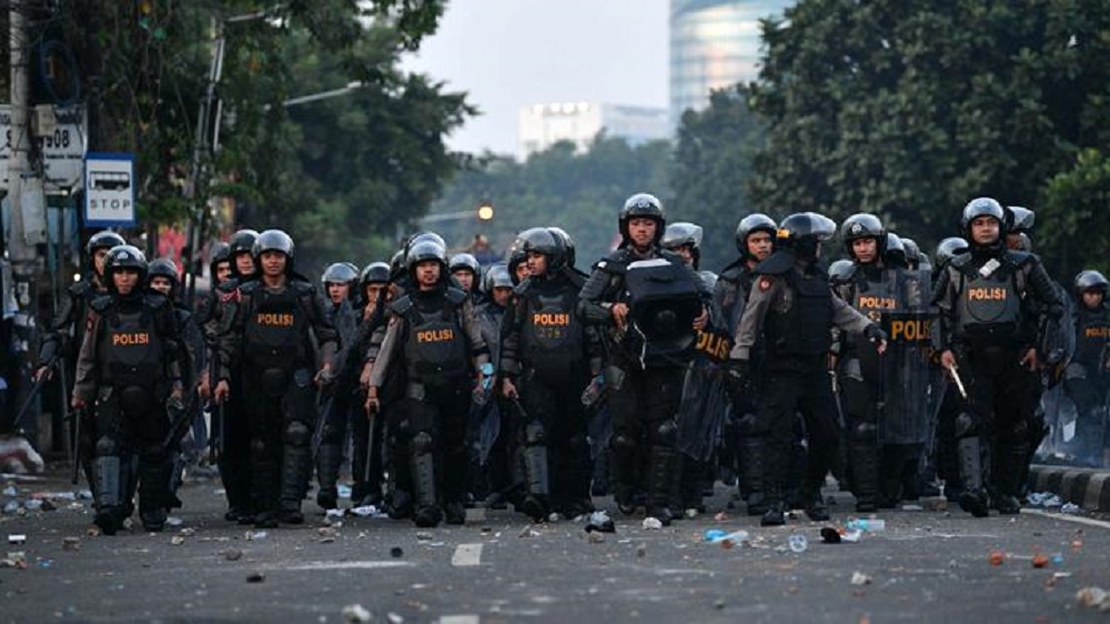 ICW Duga Polisi Belanja Rp 408 Miliar untuk Persiapan Demo Omnibus Law