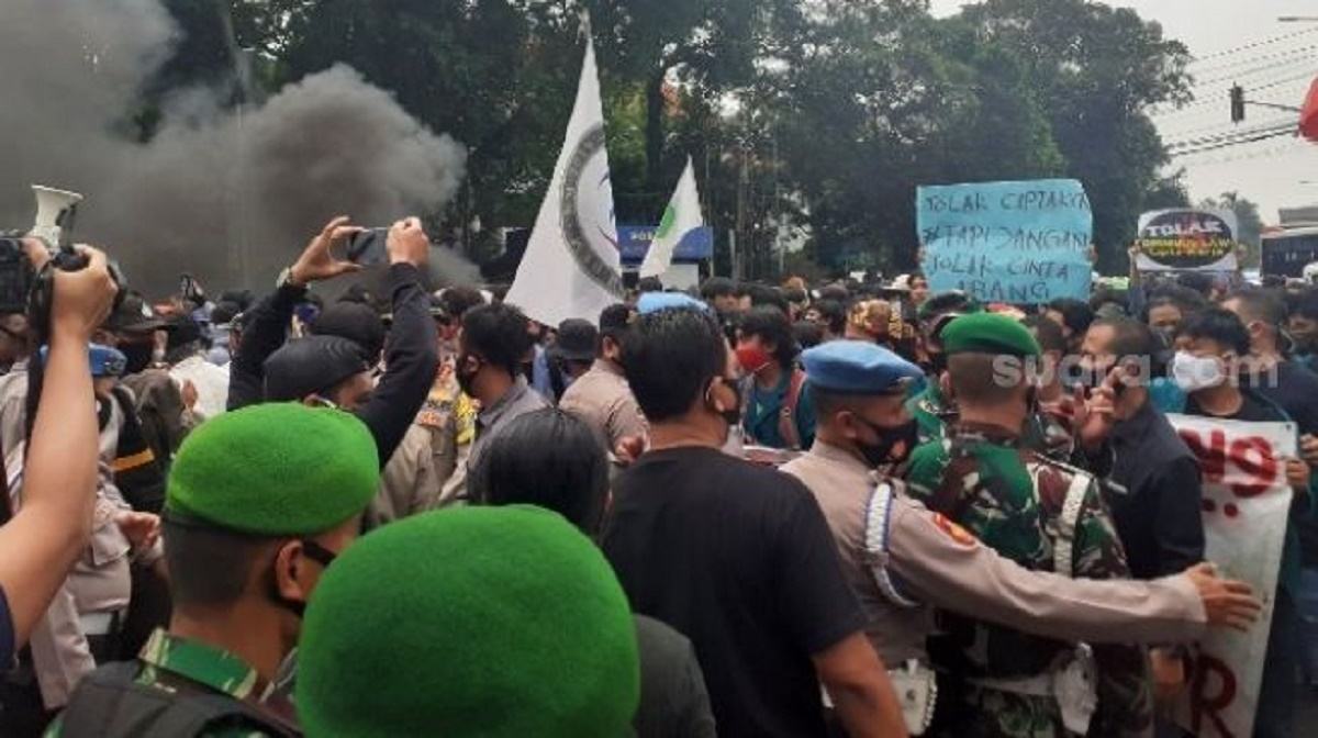 Demo Tolak UU Cipta Kerja di Istana Bogor, Mahasiswa Teriakan: Revolusi!