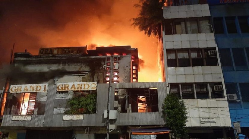 Simpang Lima Senen Hancur Lebur Usai Demonstrasi Ricuh. Api yang membakar Gedung Bioskop Mulia Agung di Simpang Lima Senen, Jakarta Pusat, semakin membesar dan mulai menjalar ke bangunan yamg ada disebelahnya
