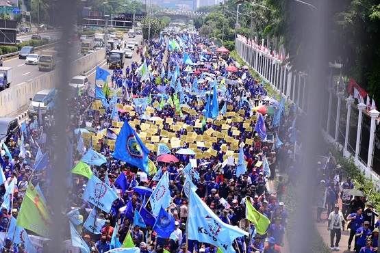 Demo para buruh yang menolak pembahasan RUU Omnibus Law Cipta Kerja di DPR beberapa waktu lalu.
