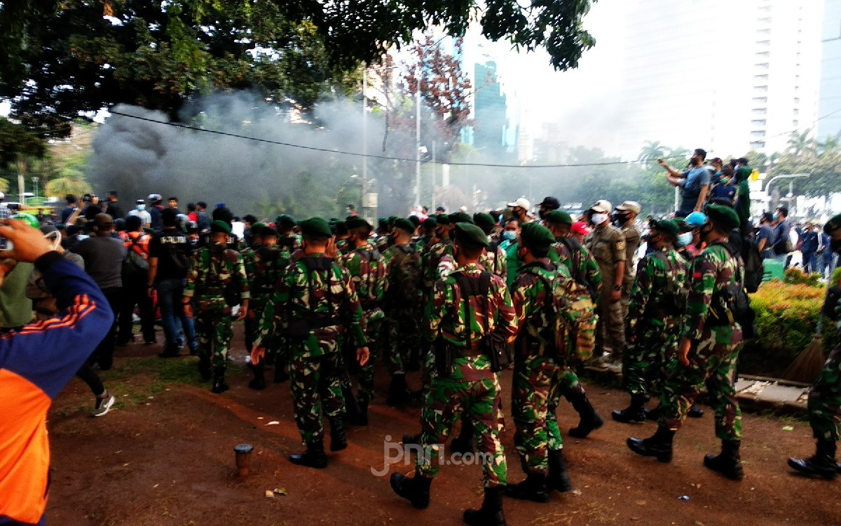 Prajurit TNI saat membubarkan massa aksi di area Patung Kuda