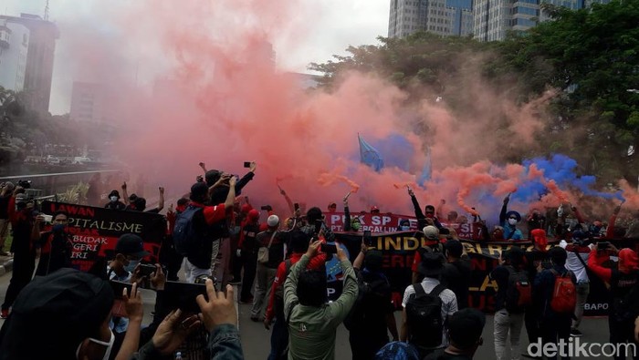Demo Omnibus Law di Patung Kuda, Massa Bacakan Sumpah Buruh-Tembakkan Bom Asap