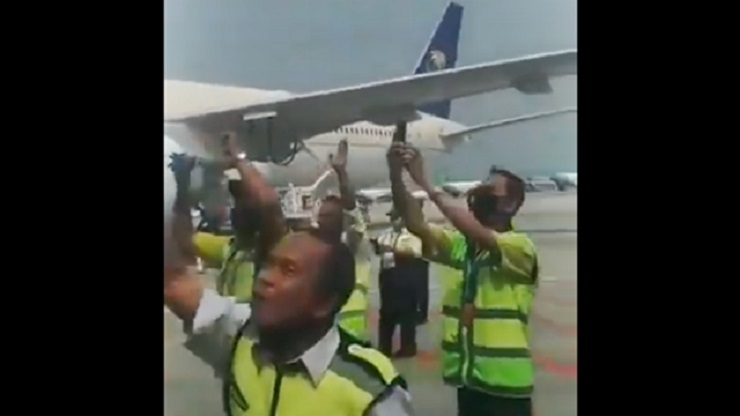 Petugas Bandara Soetta Sambut Habib Rizieq dengan Lantunan Shalawat
