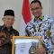 Gubernur DKI Jakarta Anies Baswedan saat terima penghargaan dari Wapres Maruf Amin