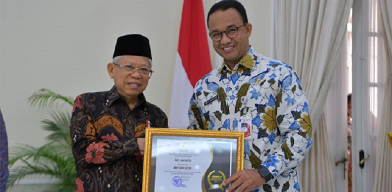 Gubernur DKI Jakarta Anies Baswedan saat terima penghargaan dari Wapres Maruf Amin
