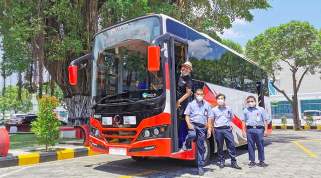 Dahlan Iskan naik bus listrik di Madiun