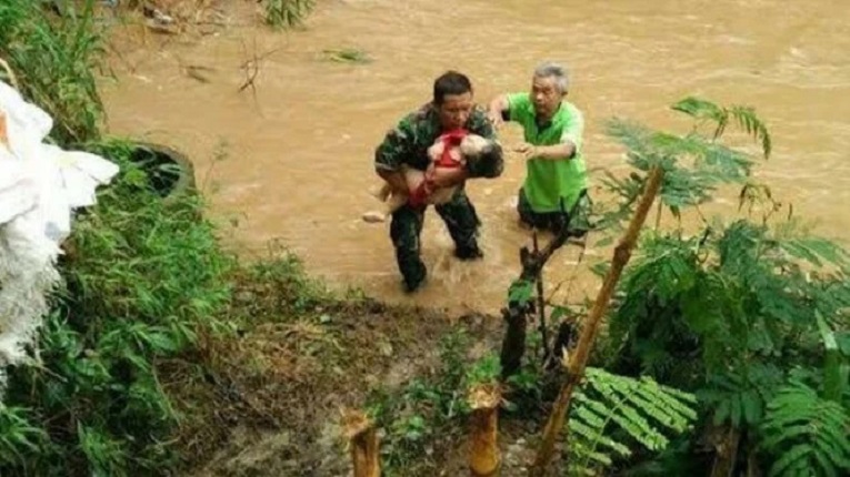 Prajurit TNI Terobos Sungai Deras Demi Selamatkan Balita Hanyut