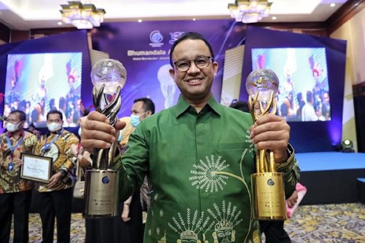 Gubernur DKI Jakarta Anies Baswedan menerima penghargaan Bhumandala Award,