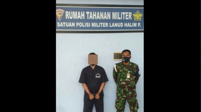 Beredar Foto Diduga Oknum TNI Dukung HRS, Diborgol dan Pakai Baju Tahanan