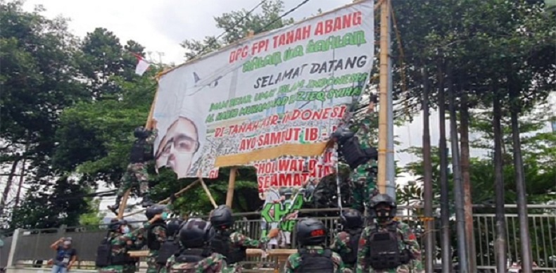 Sejumlah personel TNI mencopot baliho bergambar Habib Rizieq