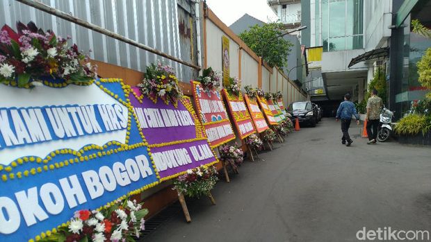 Karangan bunga berjejer di RS UMMI Bogor