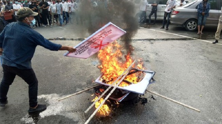 Massa membakar spanduk bergambar Habib Rizieq di Medan