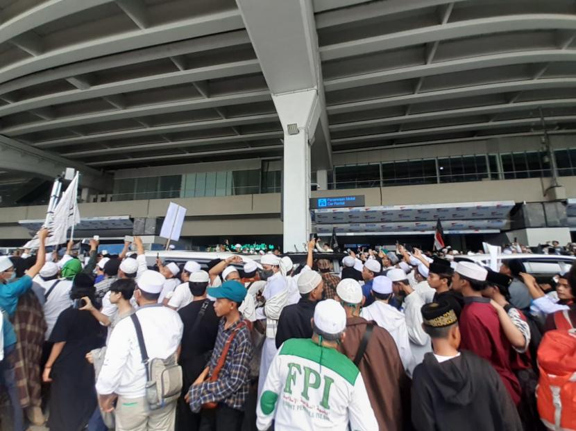 Habib Rizieq Sudah Tiba, Bandara Dipenuhi Lautan Manusia