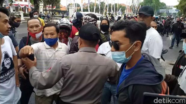 Adu Pukul Warnai Ricuh Aksi Damai Tolak FPI di Surabaya