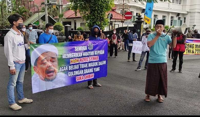 Demo Bubarkan FPI di Malang, Massa Doakan Habib Rizieq Dapat Hidayah