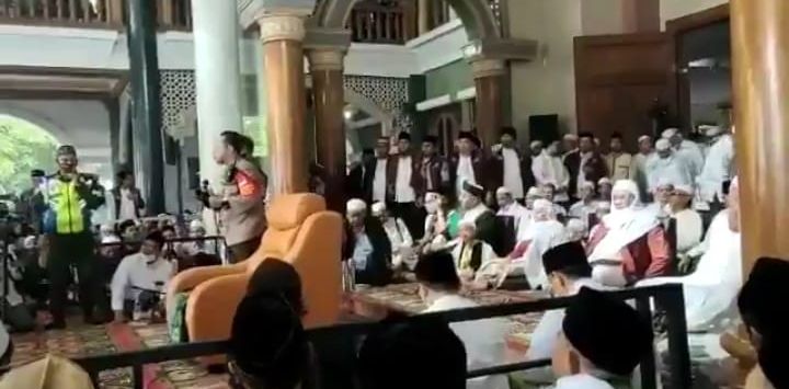 Viral! Petinggi Polisi Disoraki Ribuan Orang di Acara Abuya Uci Turtusi di Tangerang