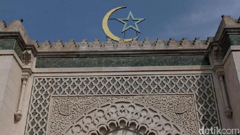 Ngeri Teror Kepala Babi di Masjid Agung di Prancis