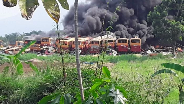 Puluhan Bus Bekas yang Terbakar di Bogor Bukan Milik Transjakarta, Lalu Punya Siapa?
