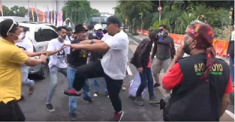 Demo Tolak Habib Rizieq di Surabaya Ricuh, Massa Saling Pukul