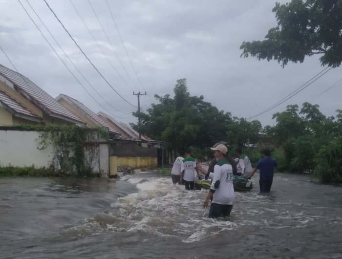 Perjuangan Laskar FPI Bantu Evakuasi Korban Banjir di Makassar