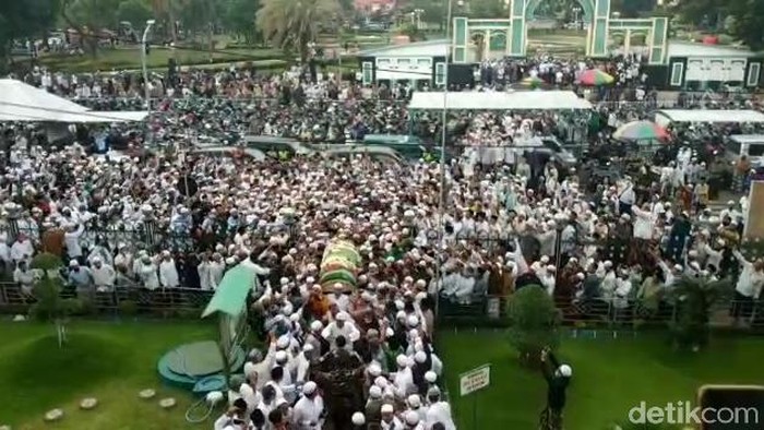 Ribuan Pelayat Menyemut di Pemakaman Habib Hasan Assegaf Pasuruan, Ini Kata Satgas