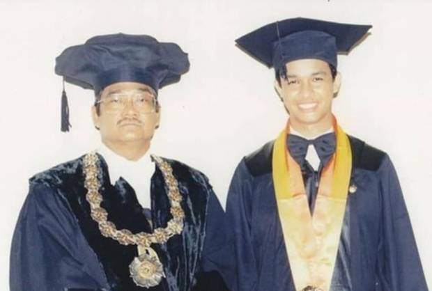 Anies Unggah Foto Masa Kuliah di UGM, Warganet: Semoga Allah Angkat Bapak Jadi Presiden