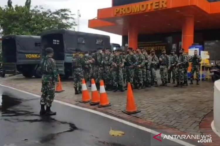 Prajurit TNI AD berbaris di depan Gedung Promoter Rumah Sakit Polri Kramat Jati, Jakarta Timur,