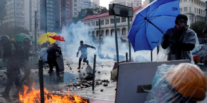Diduga Lempar Bom Molotov Ke Arah Polisi, Remaja Hong Kong Terancam Didakwa UU Keamanan Nasional