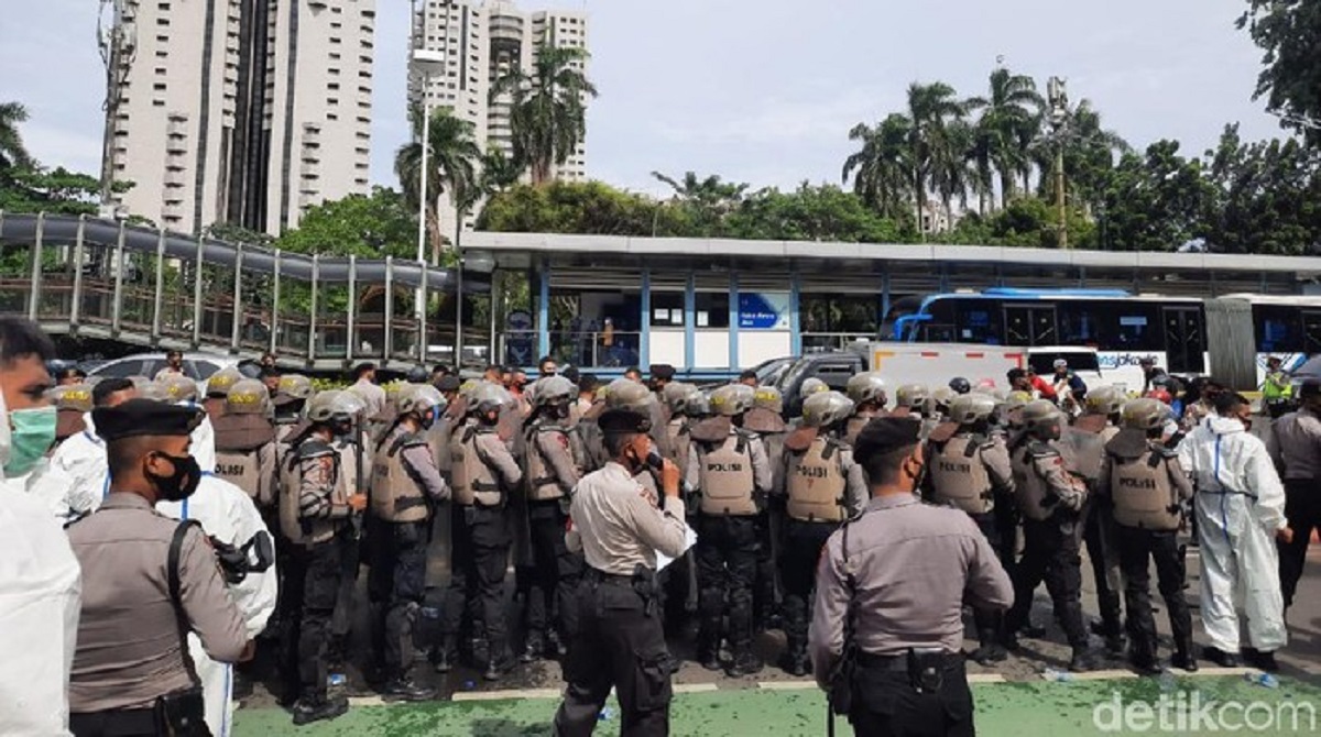 Jelang Pemeriksaan HRS, Polisi Siaga di Pintu Masuk Polda Metro Jaya